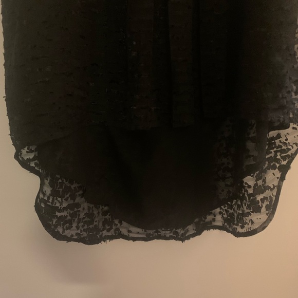 Elegant Black Sleeveless Top - Picture 3 of 5